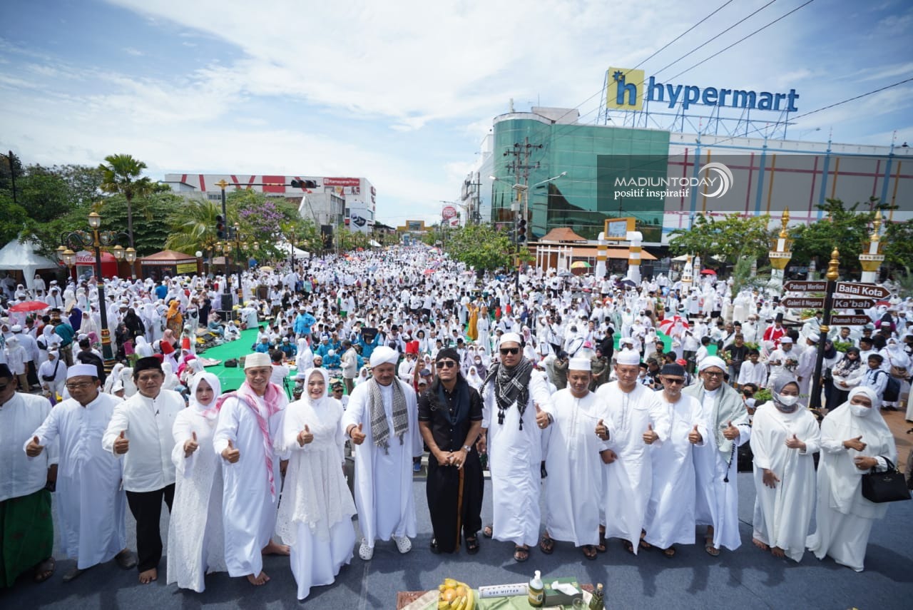 Foto 11 dari 11: Jalan Pahlawan Memutih, Ada 20 Ribu Lebih Jamaah Hadiri Pengajian Akbar Peringatan Hari Santri