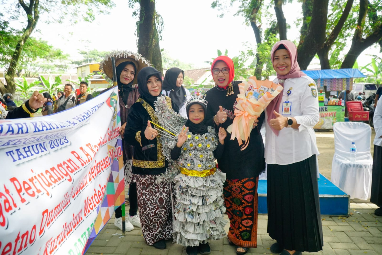 Foto 12 dari 12: Peringati Hardiknas dan Hari Kartini, 1.600 Anak TK se-Kecamatan Taman Gelar Pawai Budaya, Bunda PAUD Beri Apresiasi
