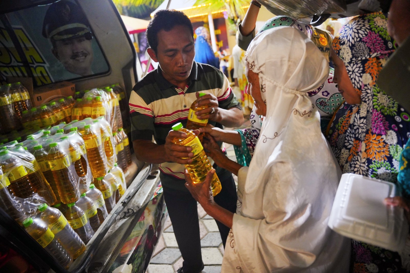 Foto 9 dari 10: Salat Isya dan Tarawih Safari Ramadan di Pondok Abi Bahrun Madinatul Jannah, Wali Kota Sampaikan Event Sambut Lebaran