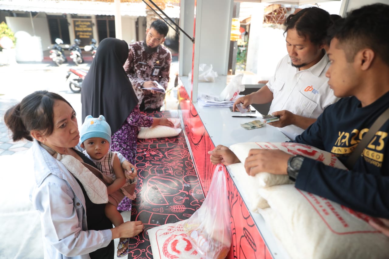 Foto 5 dari 7: Senang Ada Beras Subsidi Di Wartek Merpati, Warga Harap Program Terus Berlanjut