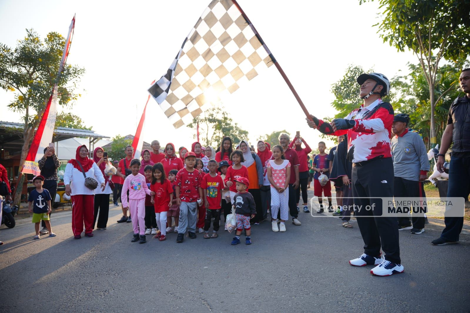 Foto 7 dari 8: Sembari Gowes, Wali Kota Cek Kondisi Kota Hingga Sambangi Komunitas Wong Tuo di Lapak Sukosari