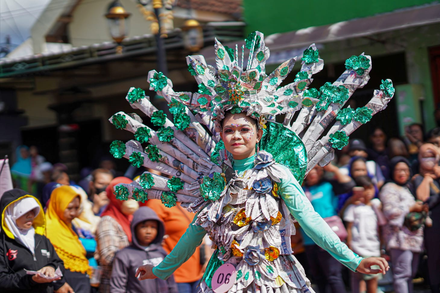 Foto 7 dari 10: Kreatif Manfaatkan Limbah, Kelurahan Nambangan Lor Gelar Lomba Kostum Carnival Daur Ulang