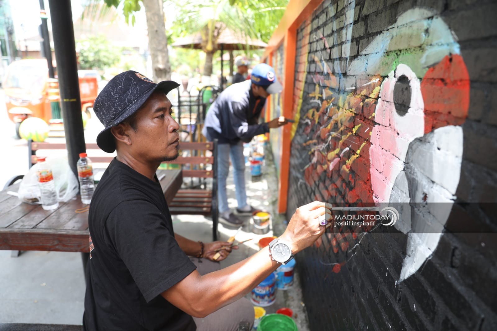 Foto 8 dari 8: Tim Kreatif DLH Hias Tembok Kusam Di PSC