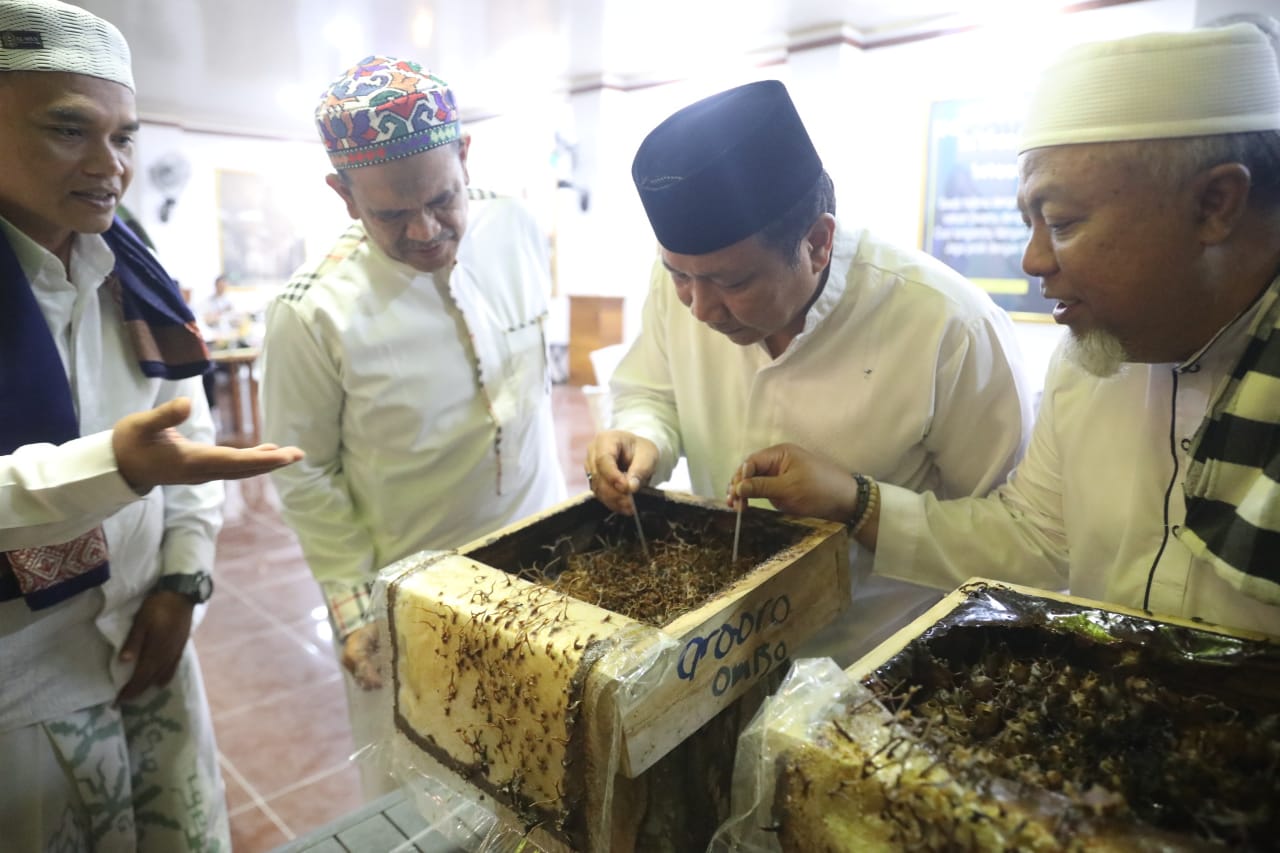 Foto 2 dari 10: Kunjungan Kerja Di Kota Madiun, Kapolda Shalat Subuh Hingga Cicip Madu Di Masjid Pondok Abi Bahrun Madinatul Jannah