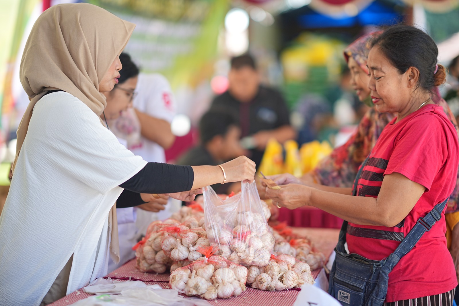 Foto 8 dari 10: Stabilkan Harga Pangan, Dispertakp Jatim Gelar Oprasi Pangan Murah Berkualitas