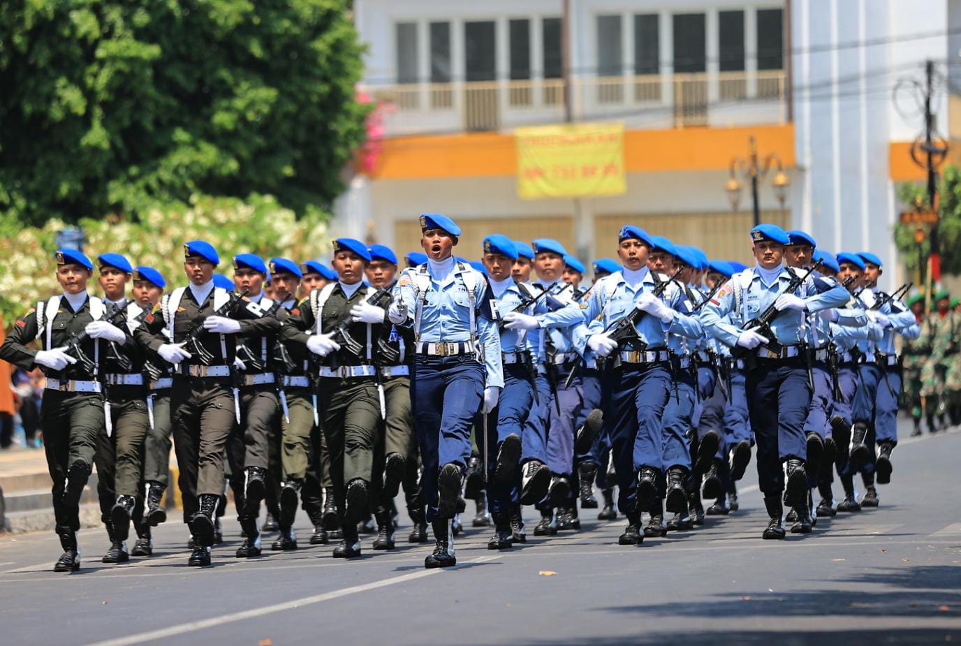 Foto 9 dari 9: Gagahnya Defile Personil dan Alutsista HUT ke-78 TNI
