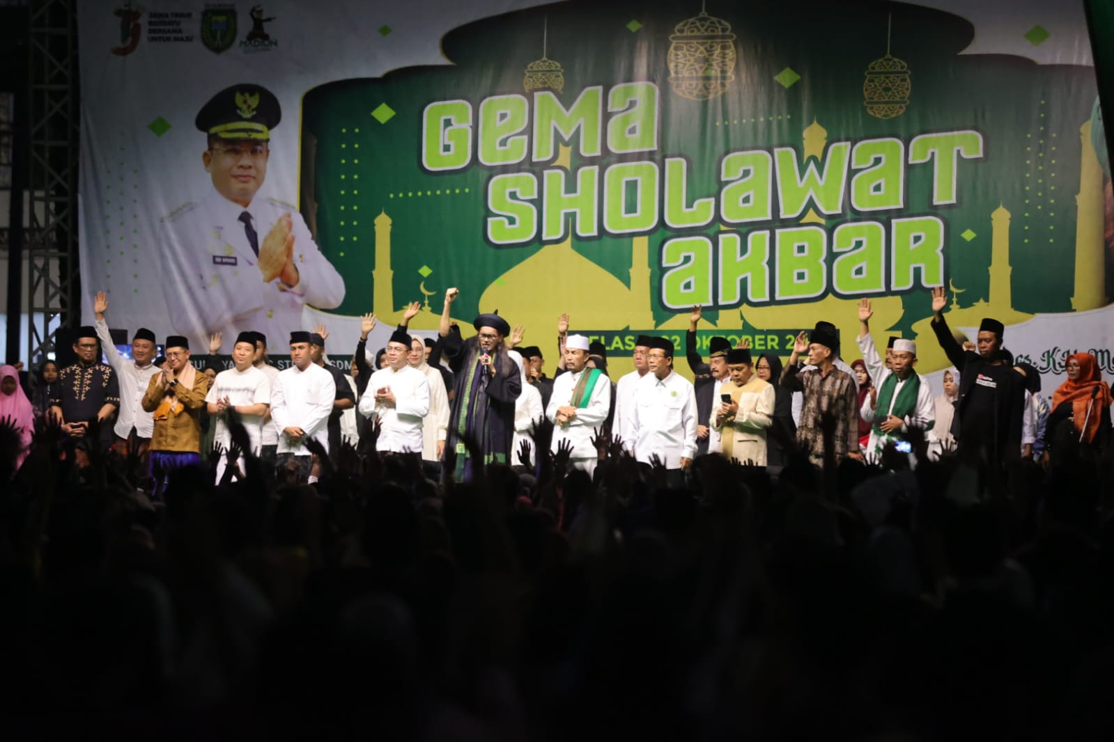 Foto 2 dari 9: Madiun Bersholawat Peringatan Hari Santri, Pj Wali Kota Ajak Masyarakat Teladani Ajaran Ulama dan Kiai