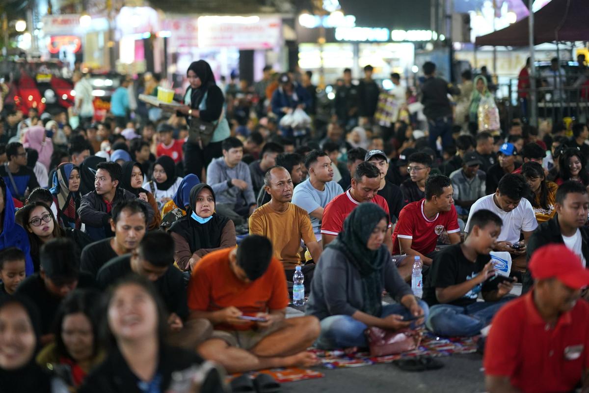 Foto 6 dari 19: Dukungan Tak Pernah Padam, Meski Kembali Menelan Kekalahan