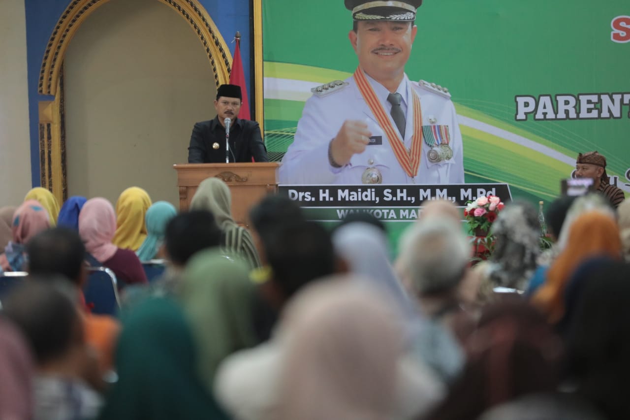 Foto 1 dari 8: Beri Arahan Parenting ke Orang Tua Siswa, Wali Kota Sampaikan Pentingnya Pendidikan Keluarga