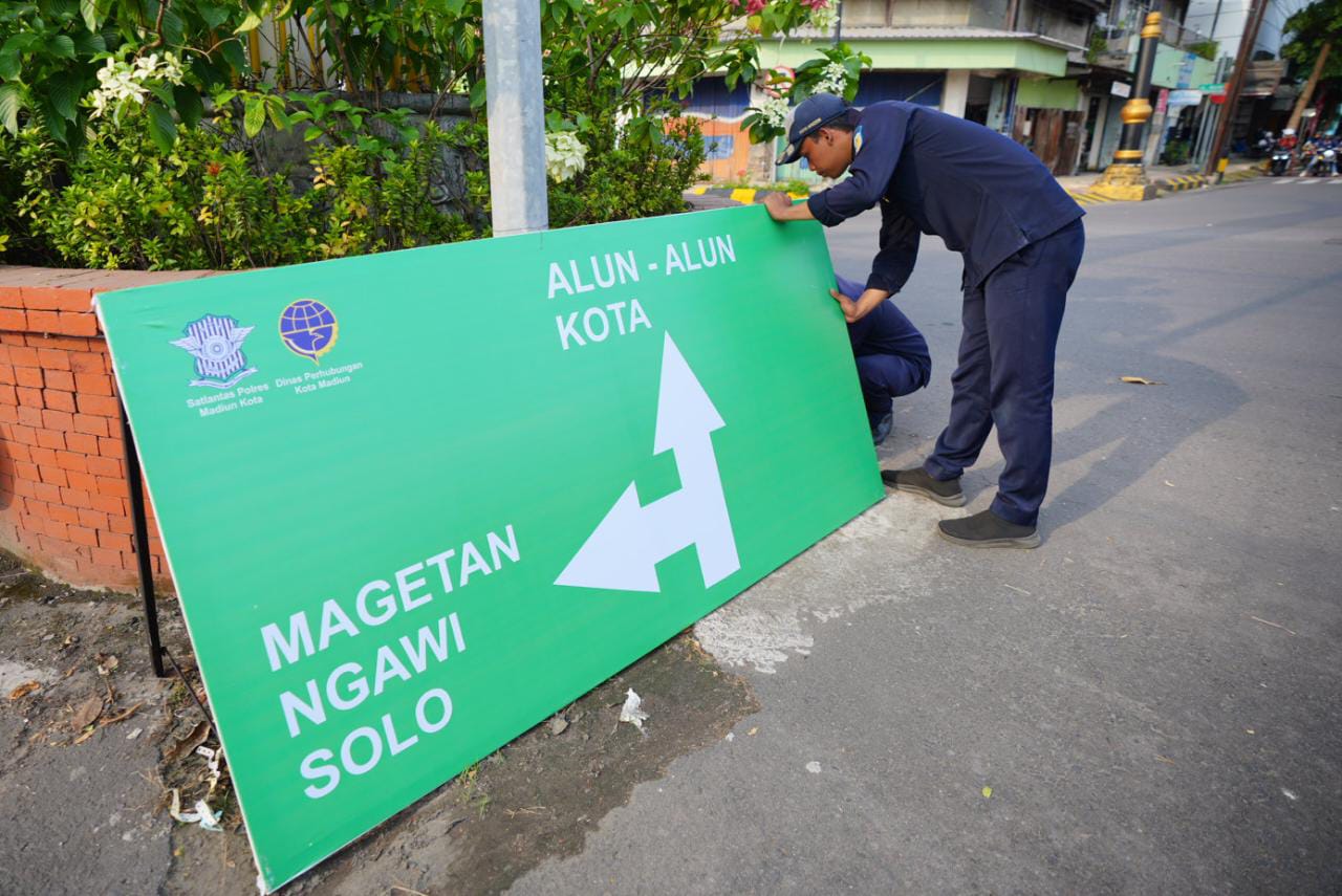 Foto 3 dari 3: Permudah Pemudik, Dishub Pasang Puluhan Rambu Petunjuk Arah di Belasan Titik