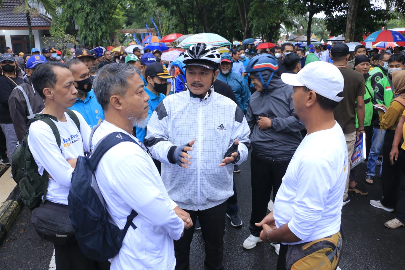 Foto 4 dari 10: Berangkatkan Peserta Fun Walk, Wali Kota Apresiasi Semangat Peserta