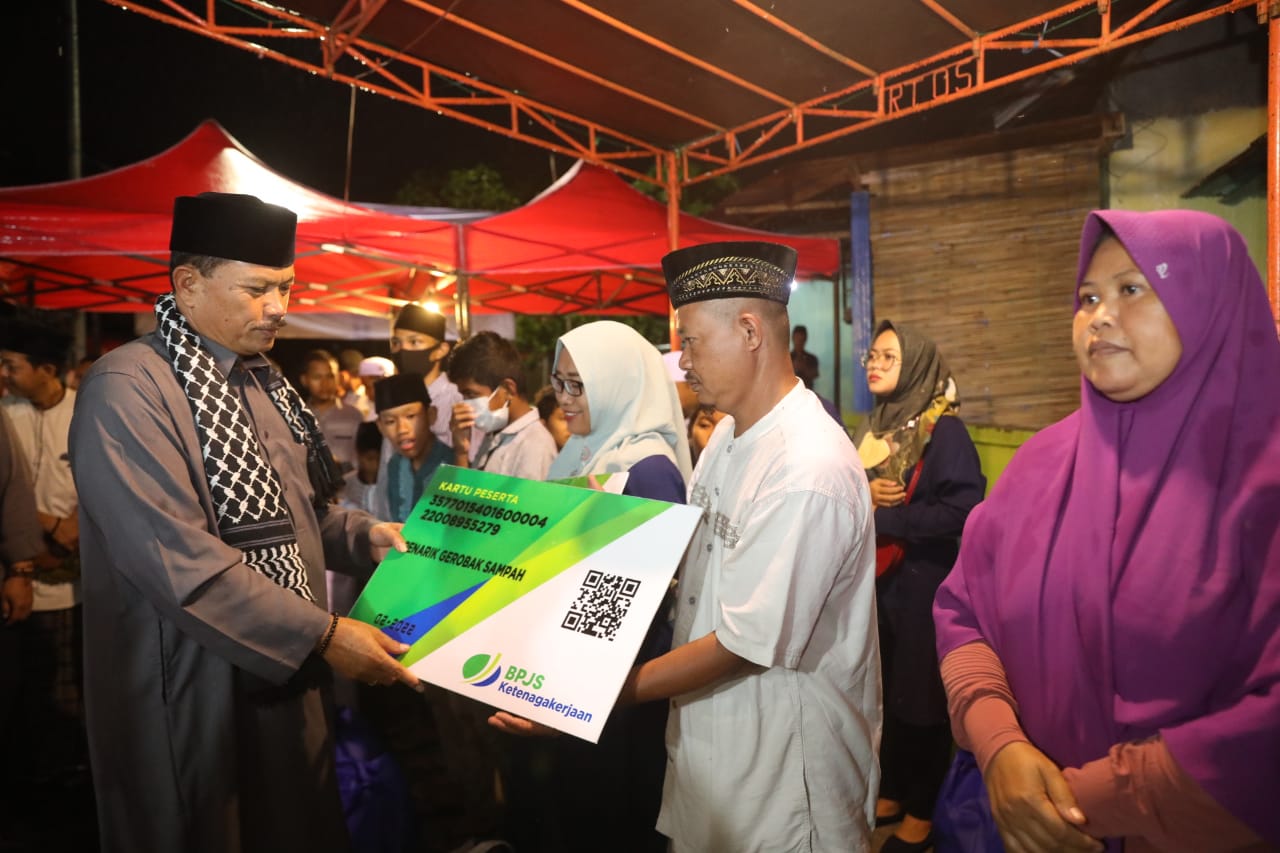 Foto 3 dari 10: Isya Berjamaah di Musala Baitul Muttaqin, Wali Kota Ajak Masyarakat Sampaikan Aspirasi