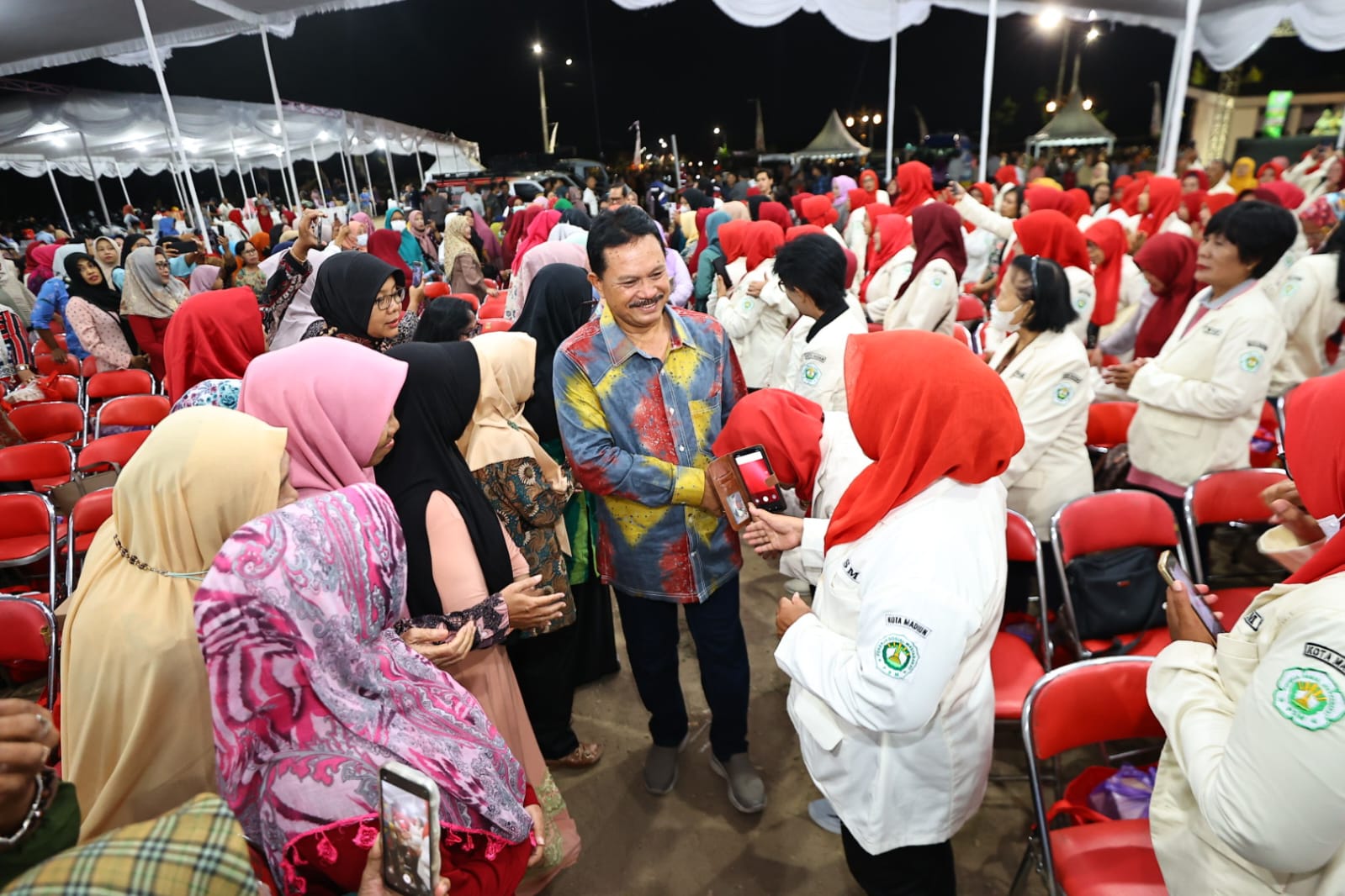 Foto 5 dari 9: Usai Diresmikan, Wali Kota Dr. Maidi Langsung Gelar WBR di Pondok Lansia