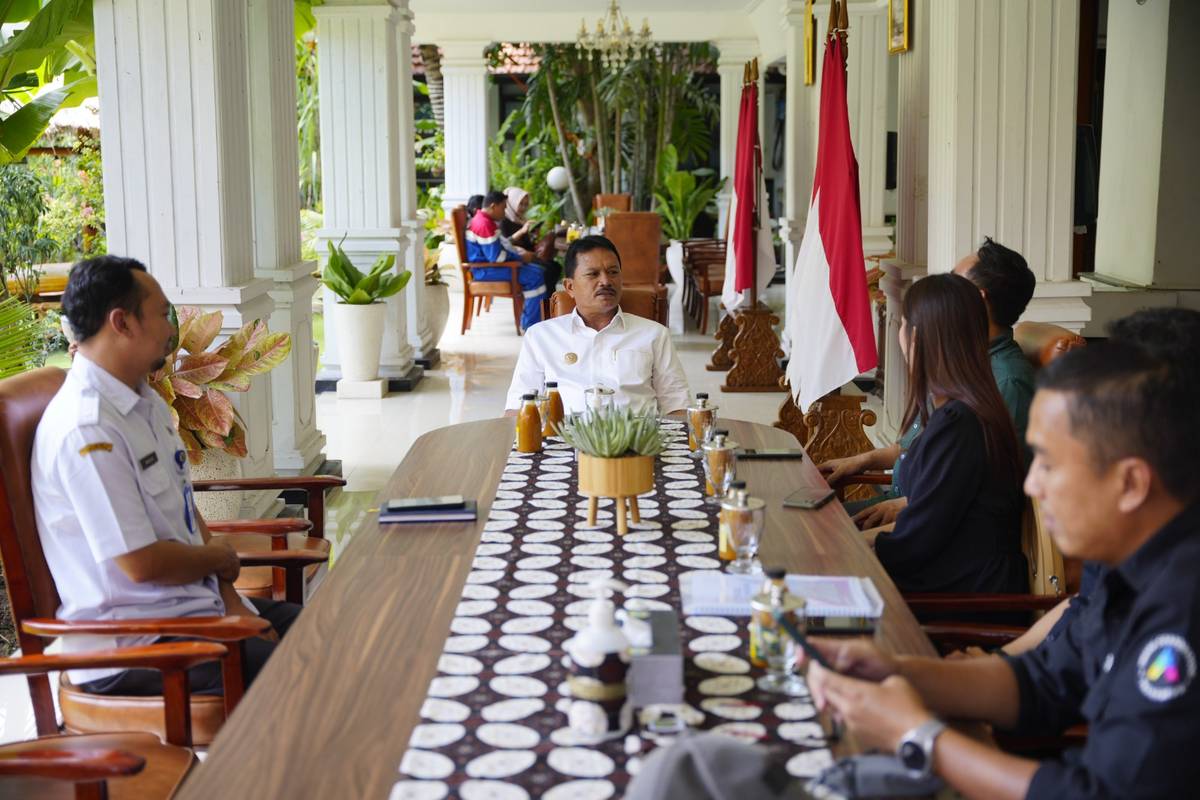 Banyak Tamu Ingin Bertemu, Wali Kota Layani Empat Audiensi Sekaligus Secara Bergantian
