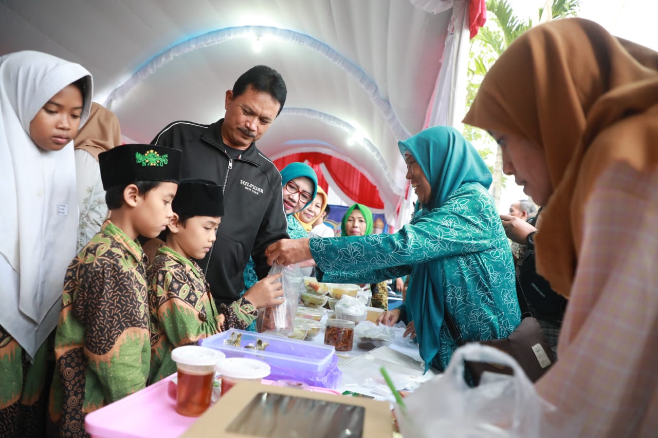 Foto 2 dari 13: Buka Bazar Ramadan Kecamatan Manguharjo, Wali Kota: Ramadan Semua Harus Bahagia