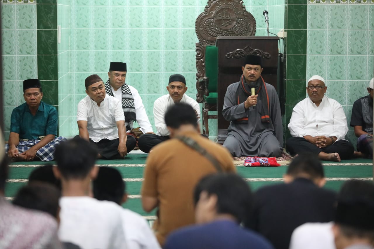 Foto utama berita: Safari Ramadan Salat Tarawih di Masjid Baiturrahman, Wali Kota Juga Resmikan Masjid Tempat Kegiatan