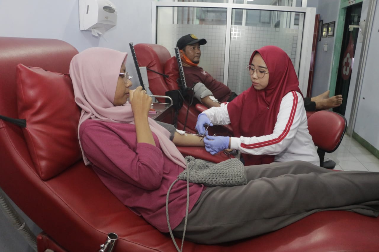 Foto 4 dari 5: Hari Donor Darah Sedunia, UDD PMI Kota Madiun Sediakan Sembako Gratis Bagi 100 Pendonor Pertama