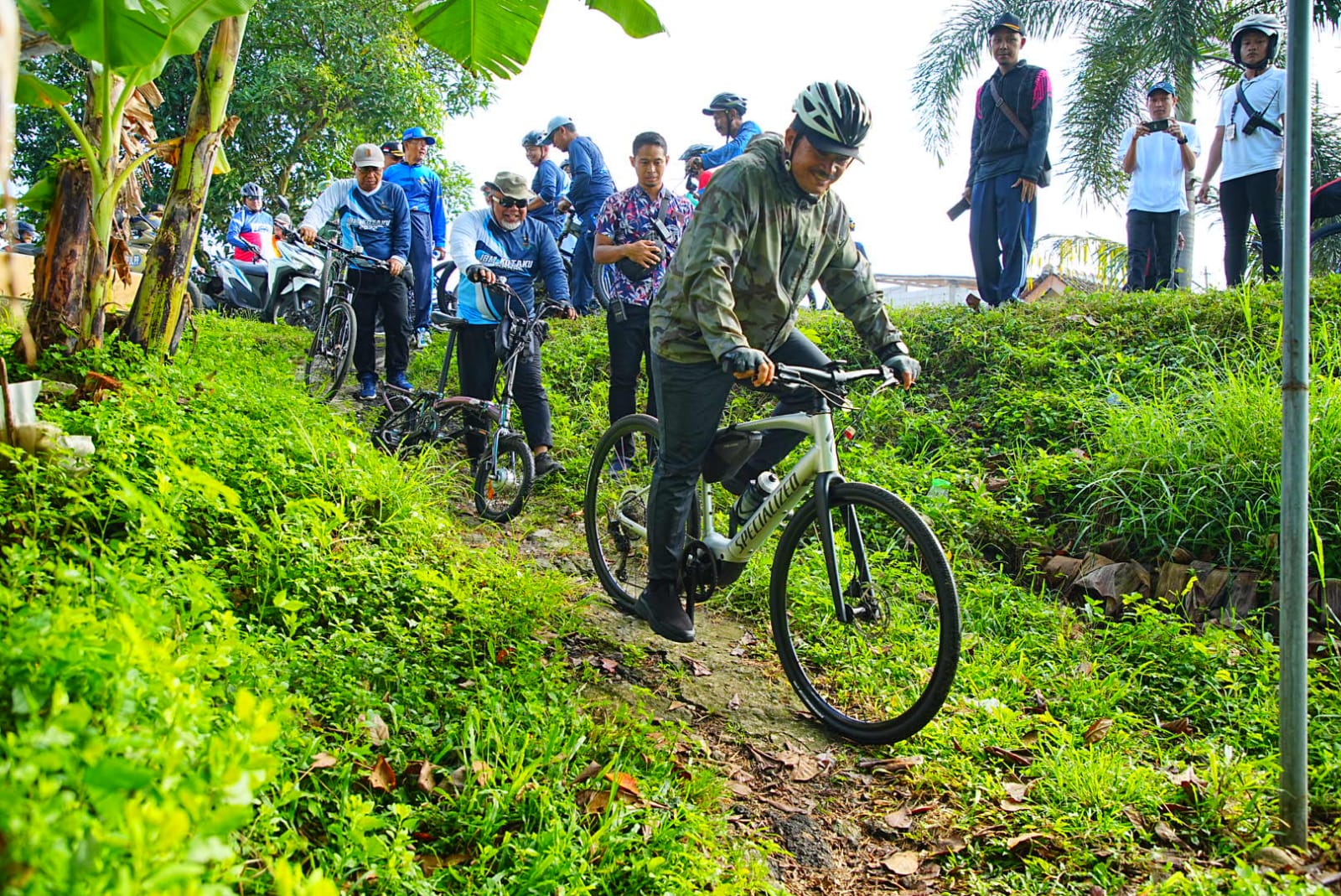 Foto utama berita: Gowes Di Empat Kelurahan, Wali Kota Cek Lokasi Usulan Pembangunan