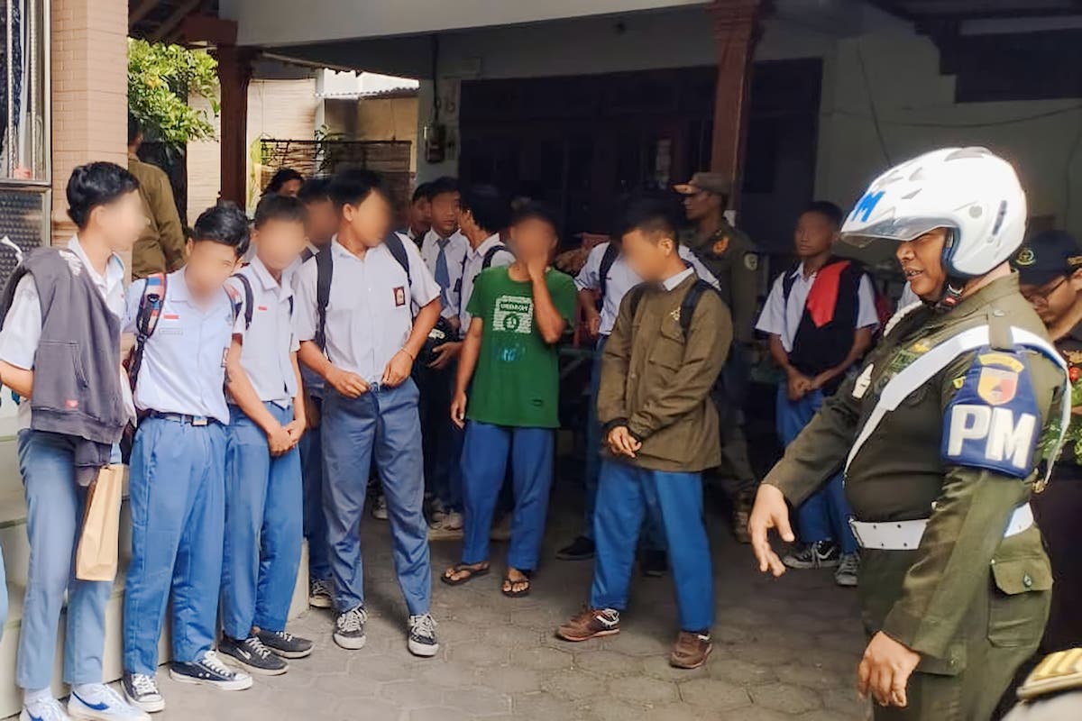 Foto 6 dari 9: Razia Gabungan, Petugas Dapati 20 Pelajar Bolos Sekolah