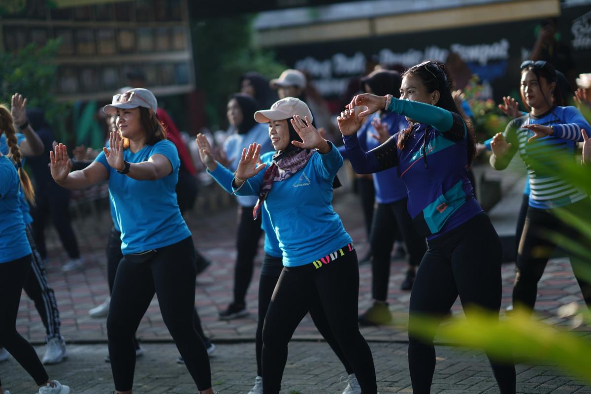 Foto 2 dari 9: Olahraga Bersama Instruktur Senam, Wali Kota Harap Jadi Penyalur Semangat Sehat Bagi Warga