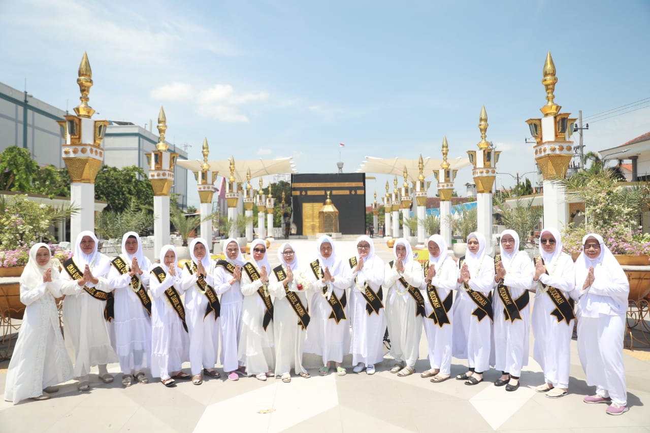 Foto 8 dari 10: Hadiri Wisuda Santri Lansia Omah Qur'an Darul Muqomah, Wali Kota : Tidak Ada Kata Terlambat Untuk Belajar