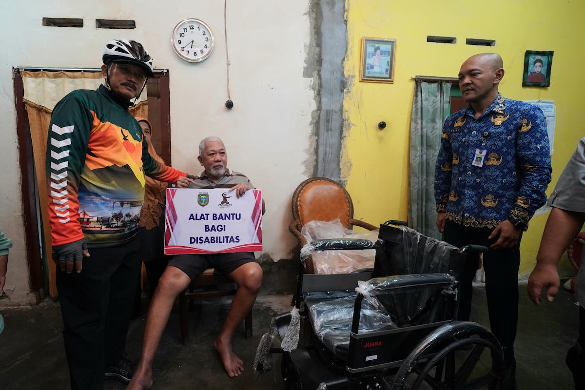 Foto 2 dari 9: Sembari Gowes, Wali Kota Resmikan RTH, Beri Bansos Disabilitas, Hingga Bantuan RTLH