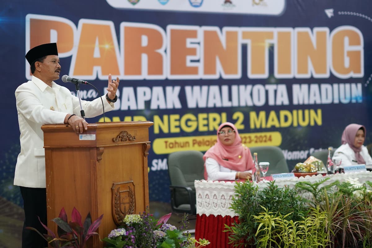 Foto 1 dari 9: Jadi Narasumber Parenting SMPN 2, Wali Kota Imbau Orang Tua Pahami Dunia Anak