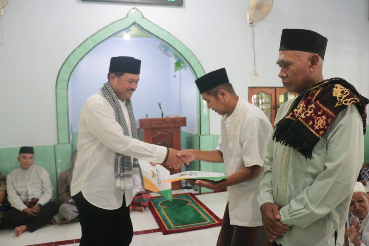 Foto 8 dari 10: Salat Jum’at di Masjid Ar-Rohman, Wali Kota Persilahkan Jamaah Sampaikan Usulan