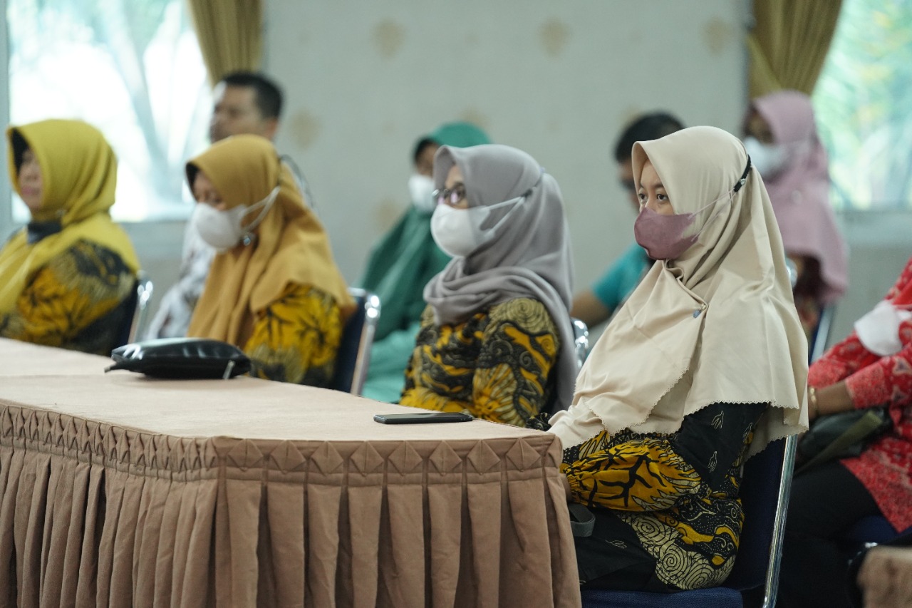 Foto 6 dari 10: Beri Arahan Perangkat Kelurahan dan Kecamatan di Kartoharjo, Wali Kota Pesan Produktif dalam Jalankan Tugas