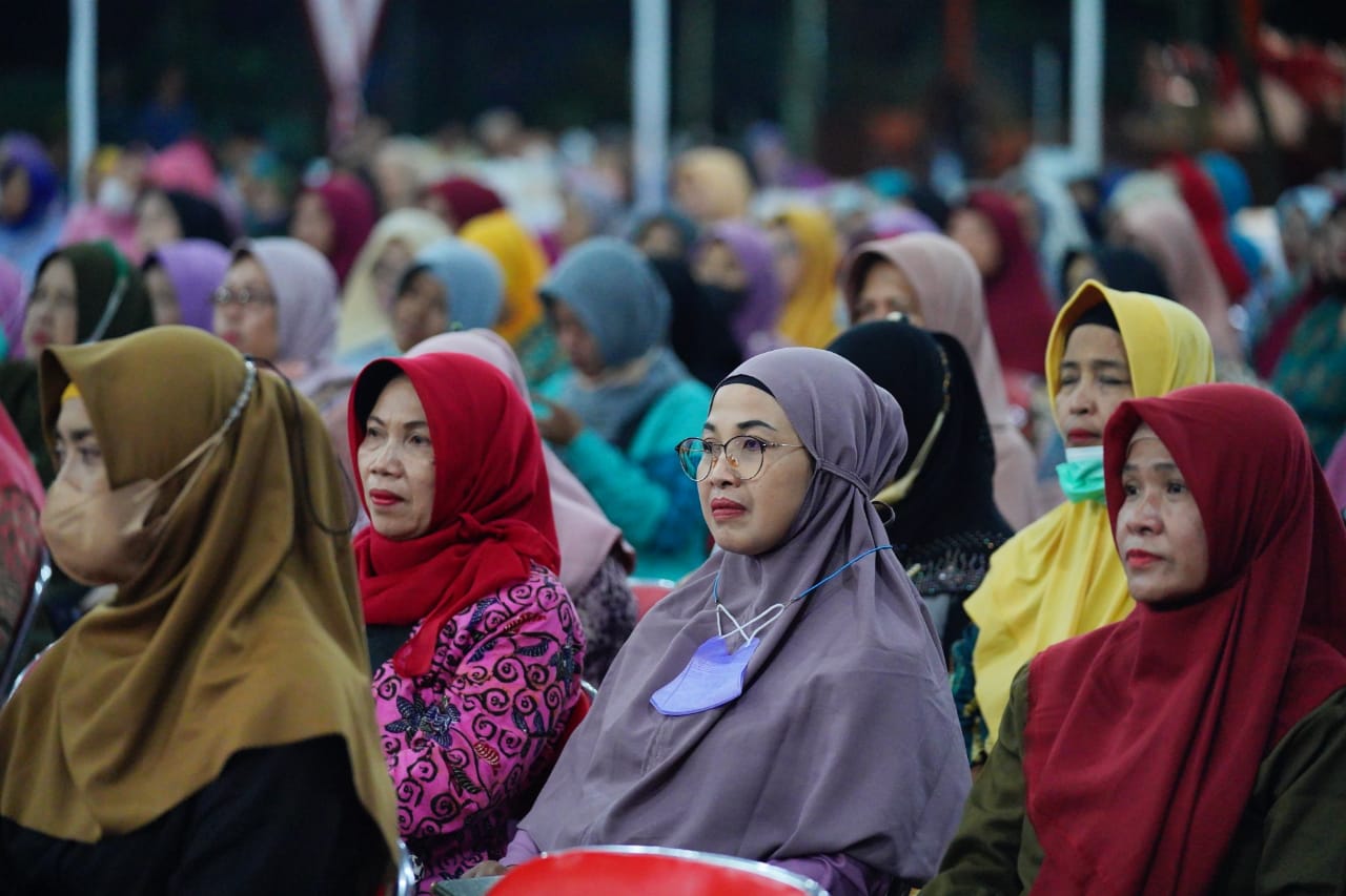 Foto 7 dari 14: Gelar Kegiatan Bersama Warga, Wali Kota Sampaikan Santunan Untuk Warga