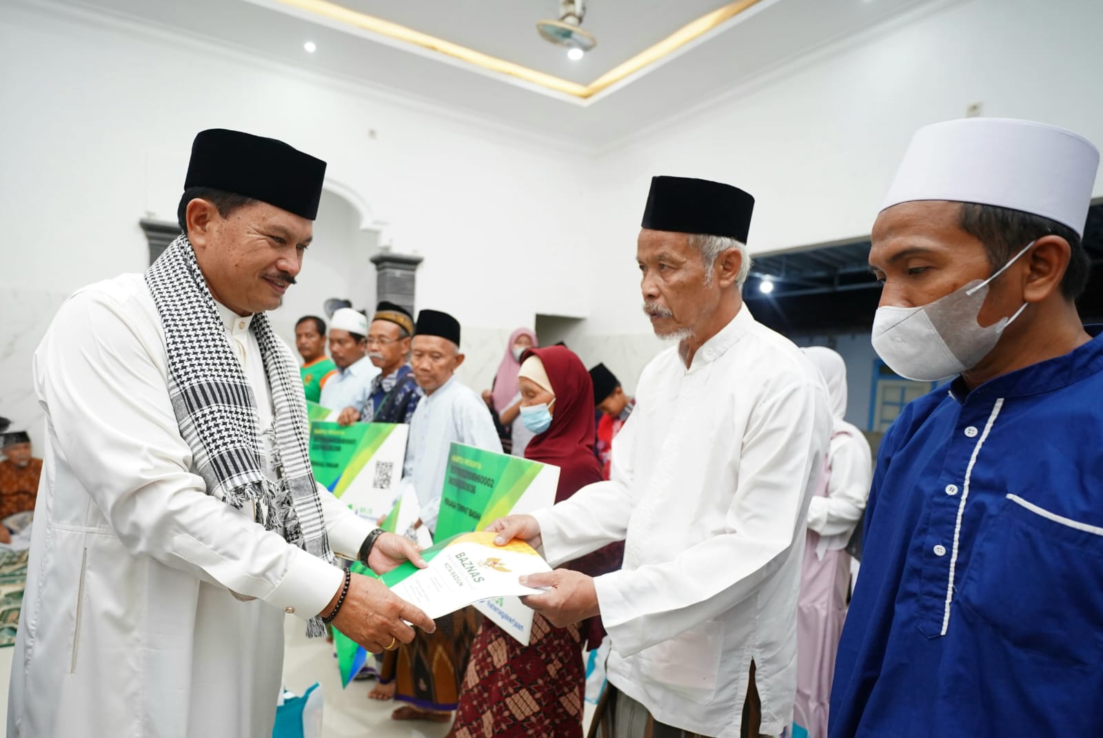 Foto 7 dari 10: Salat Isya di Musala Baiturahim, Wali Kota Salurkan Bantuan Pembangunan Rp 50 Juta