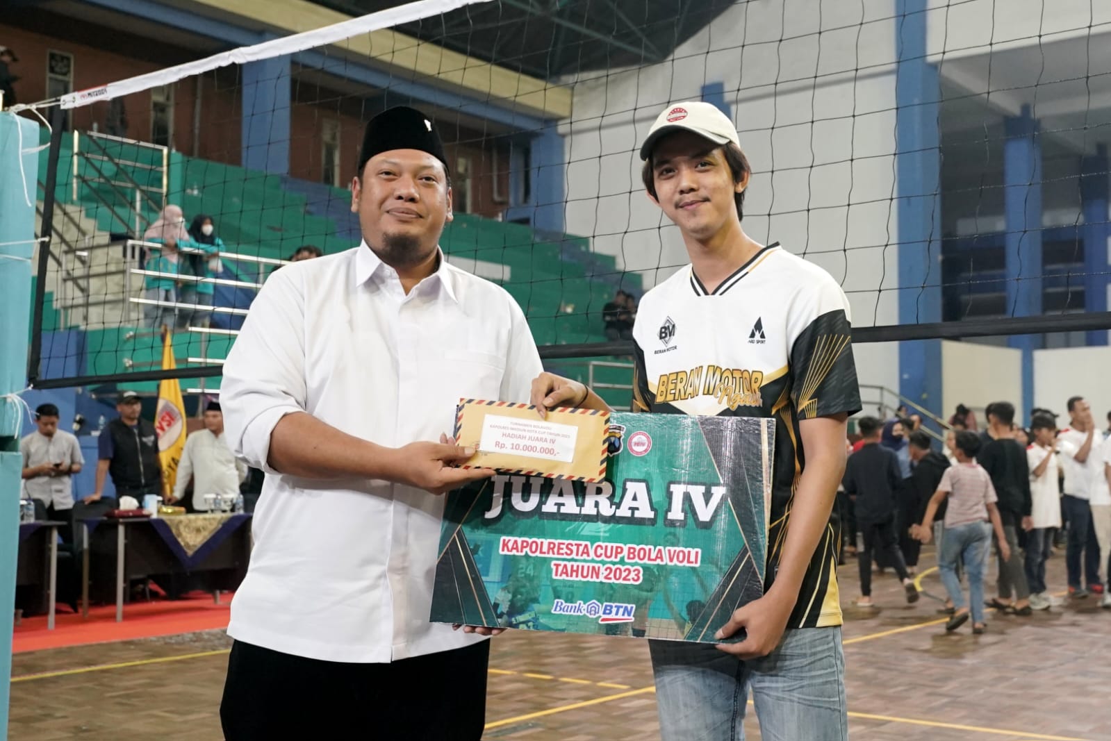 Foto 6 dari 9: Tutup Tournament Volleyball Kapolres Madiun Kota Cup, Wali Kota Beri Apresiasi