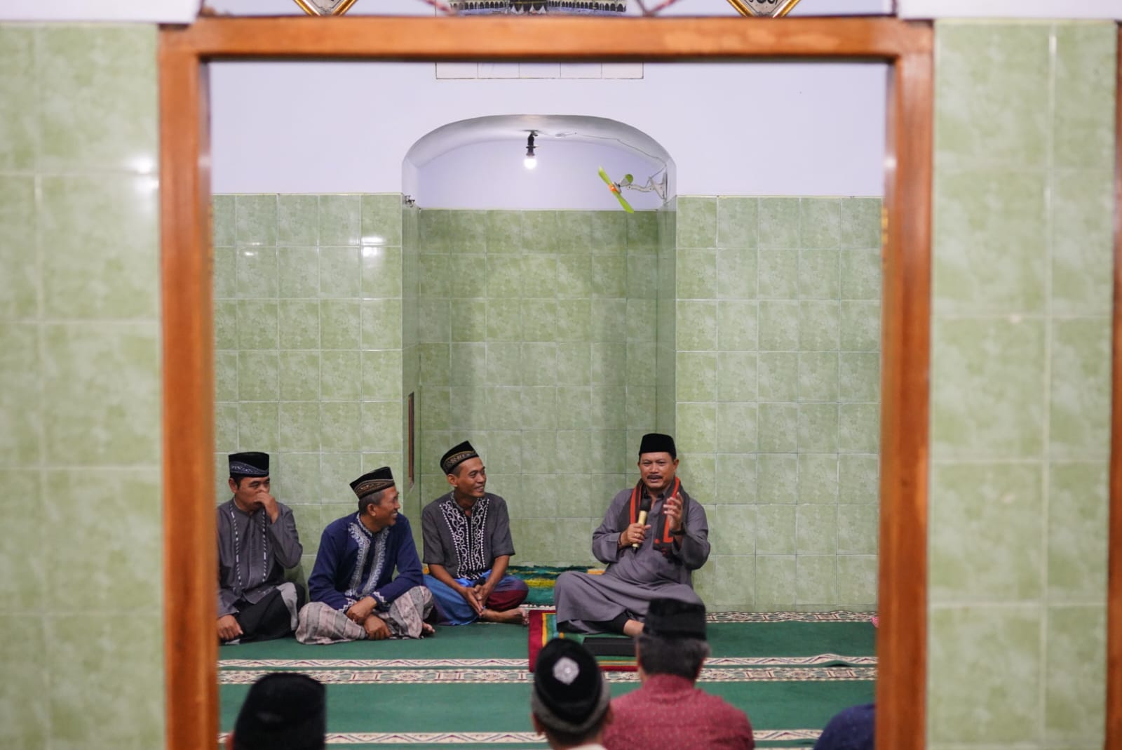 Foto utama berita: Wali Kota Salat Isya di Musala Al Palang, Juga Bersilaturahmi Hingga Salurkan Bantuan