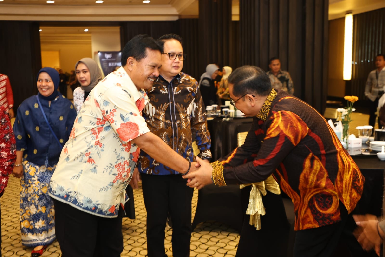 Foto 8 dari 9: Bersama Wagub Emil Dardak, Wali Kota Madiun Hadiri Gala Dinner RUPS Bank Jatim