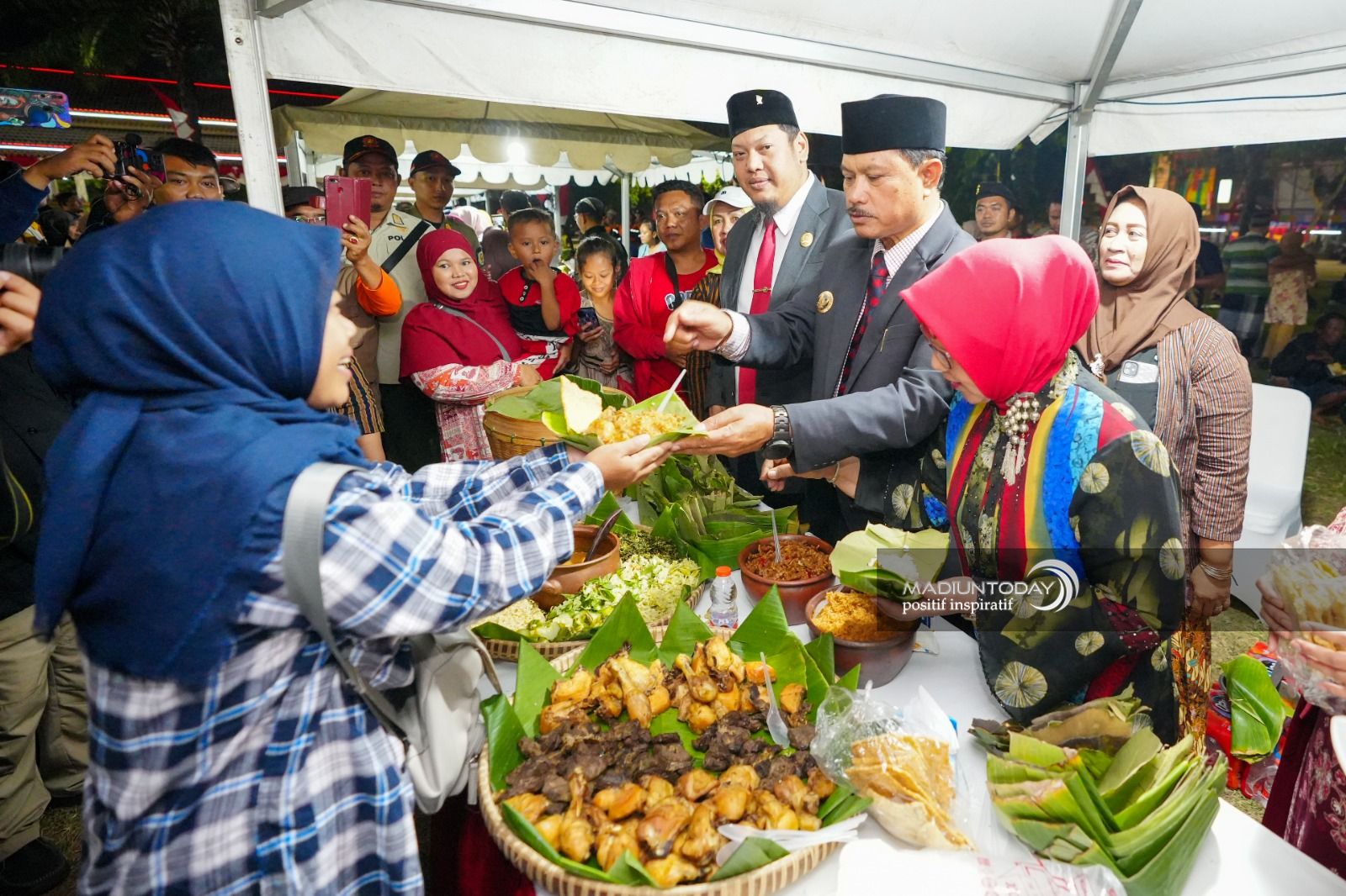 Foto utama berita: Dilayani Pejabat, Tiga Ribu Pecel Pincuk di Pesta Rakyat Habis Dalam Waktu Singkat