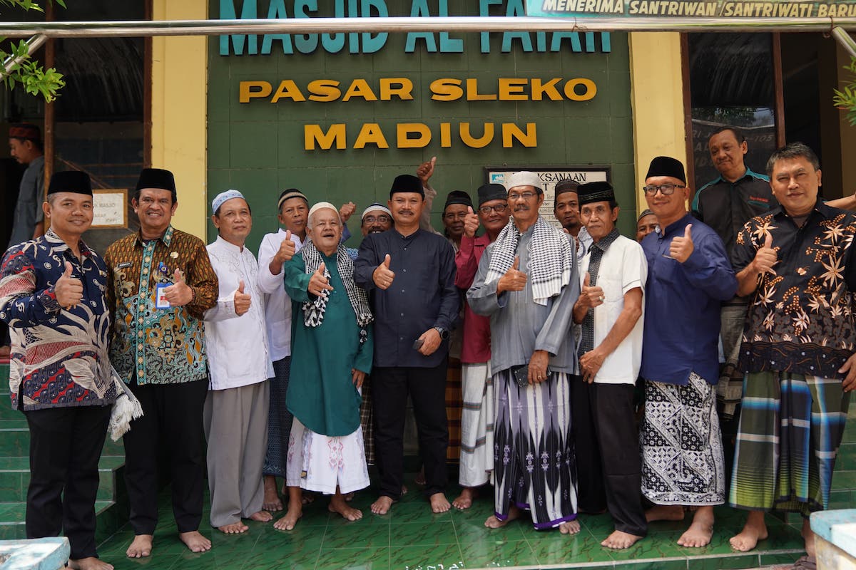 Foto 5 dari 9: Kunjungi Pasar Sleko, Wali Kota Gelar Shalat Jumat Ikuti Shalat Jumat Bersama Warga Dan Pedagang