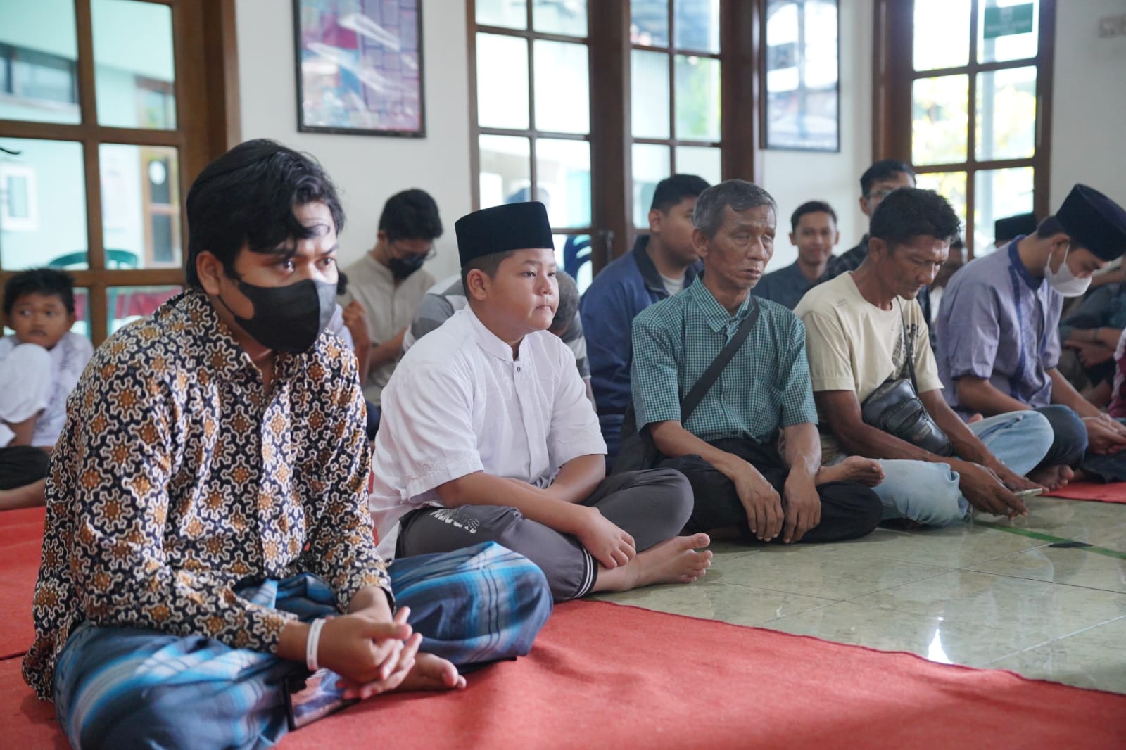 Foto 7 dari 10: Wali Kota Salurkan Tali Asih hingga Tawarkan Mabour untuk Ibu-Ibu Pengajian
