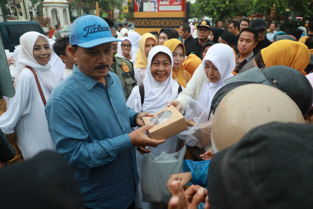 Bagi Ribuan Takjil di PSC, Wali Kota Apresiasi Kepedulian Seluruh Pihak Semarakan Ramadan
