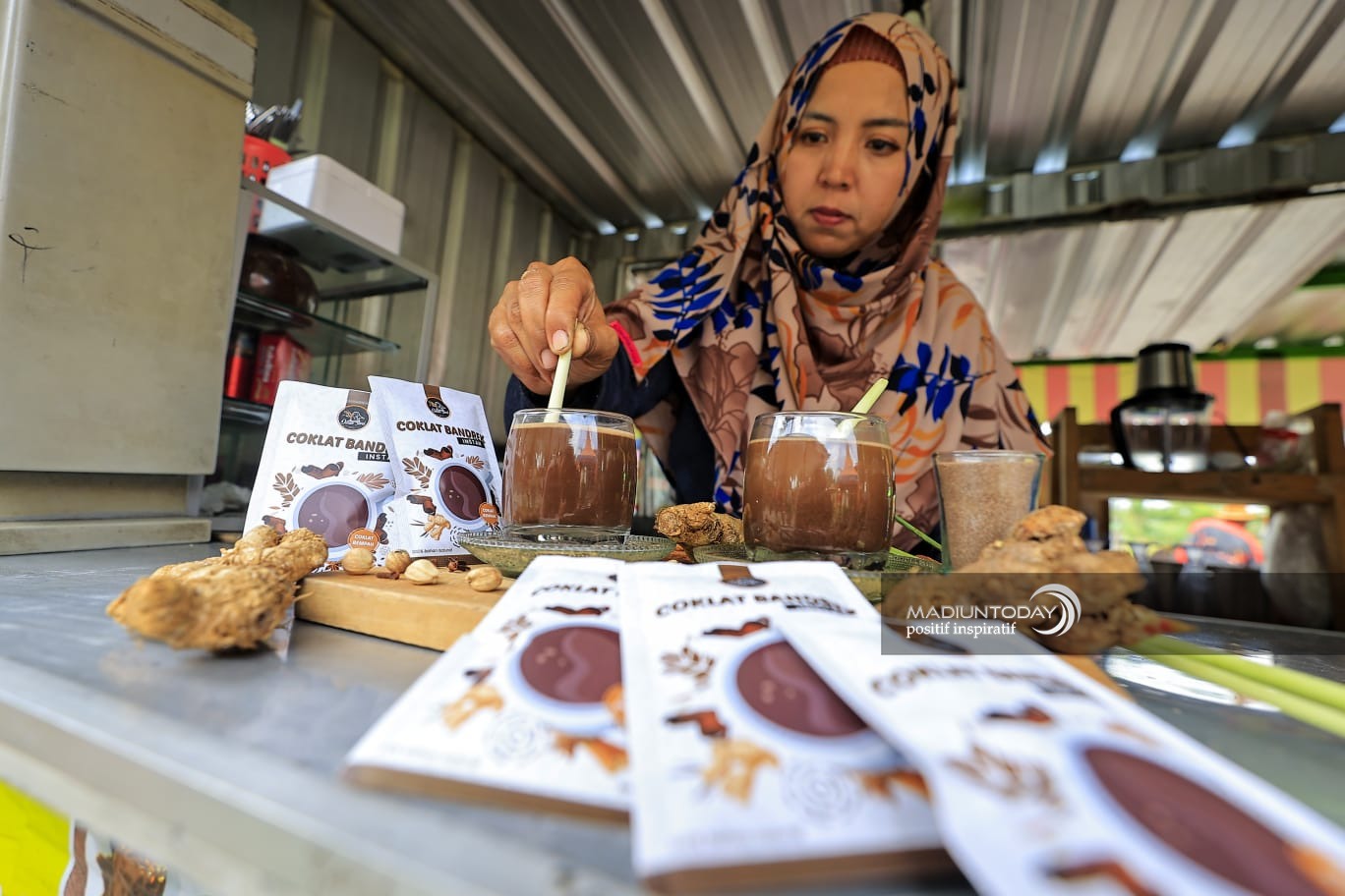Foto 5 dari 6: Nikmatnya Bandrek Cokelat di Lapak Simander, Juga Dikemas Serbuk dalam Bentuk Sachet