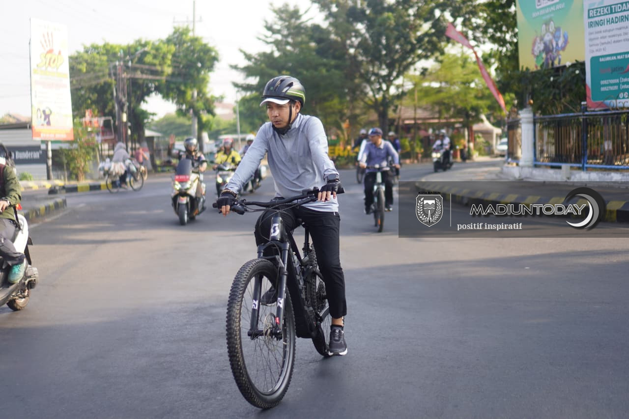 Gowes Keliling Kota, Plt Wali Kota Madiun Cek P2L, Data Ekonomi hingga Kebersihan Lingkungan