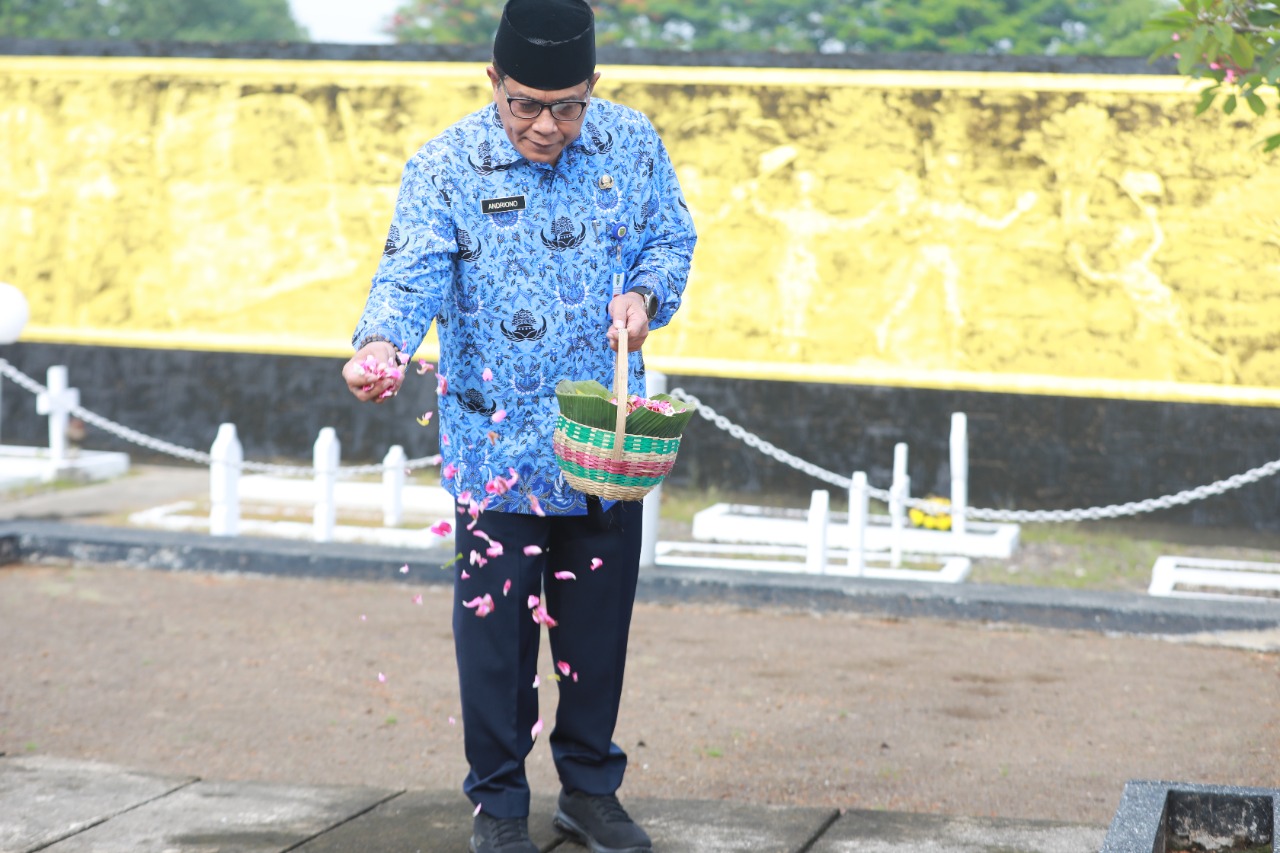 Peringati HUT KORPRI, ASN Kota Madiun Ziarah Taman Makam Pahlawan