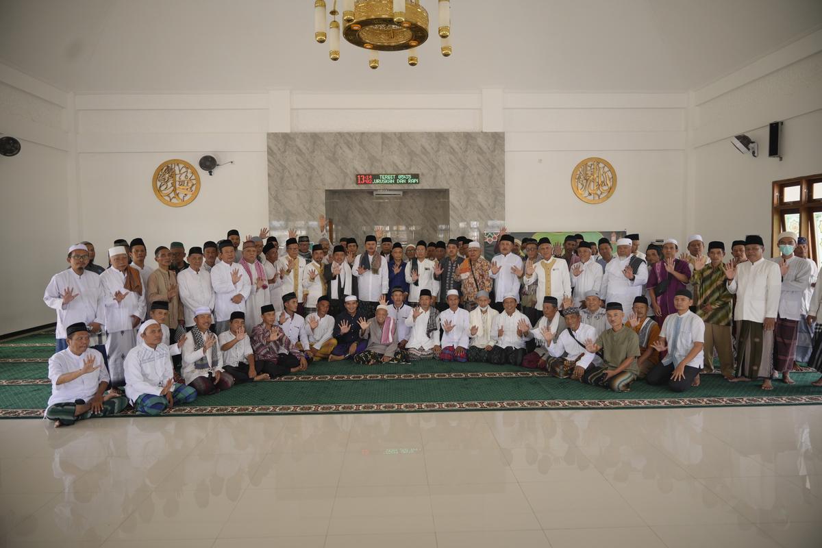 Foto 8 dari 8: Peringati Nuzulul Quran, Wali Kota Juga Serahkan Bansos Untuk Imam Masjid, Marbot, dan Tokoh Agama