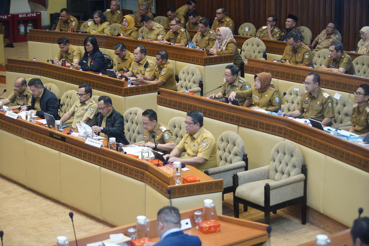 Foto 13 dari 14: Pj Wali Kota Ikuti Rapat Kerja dan RDP Bersama Komisi II DPR RI, Bahas Persiapan dan Kesiapan Pilkada