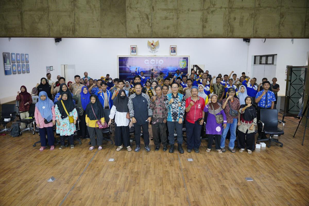 Foto 8 dari 8: Sarasehan HUT LPPL Radio Suara Madiun, Wali Kota: Jangkauan Pendengar Radio Harus Semakin Diperluas