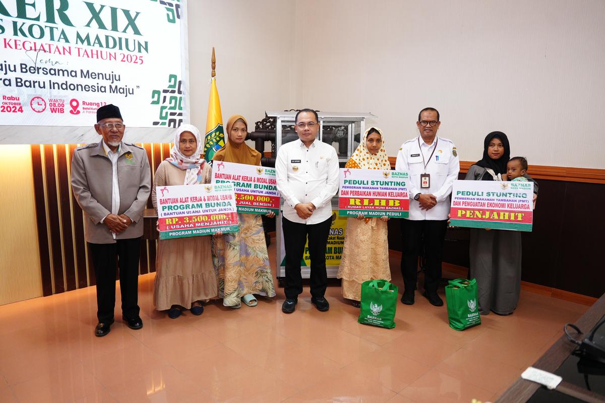 Foto 2 dari 8: Hadiri Raker XIX Baznas Kota Madiun, Pj Wali Kota Turut Salurkan Bantuan Bagi Warga Yang Membutuhkan