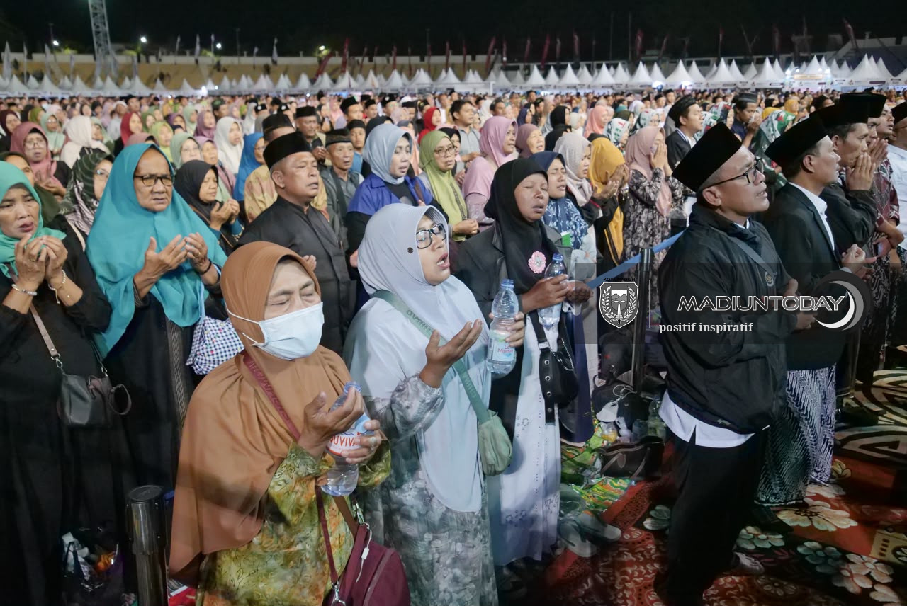 Foto 6 dari 29: Belasan Ribu Jamaah Larut dalam Pengajian Gus Iqdam, Pesan Amanah Menggema di Stadion Wilis