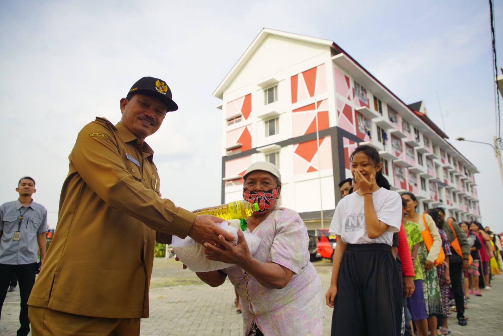 Foto 3 dari 10: Berbagi Kebahagiaan Hari Raya, Wali Kota Salurkan Sembako Kepada Warga Sekitar Tempat Wisata Hingga Penghuni Rusunawa