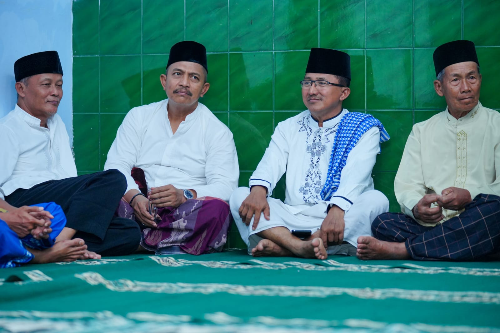 Foto 9 dari 10: Gelar Salat Isya di Masjid Baddal’ul Muttaqin, Wali Kota Sosialisasi Sekaligus Salurkan Bantuan ke Warga