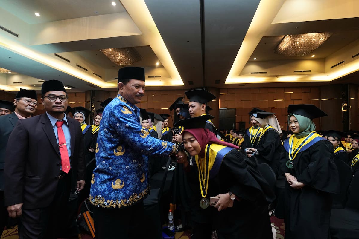 Foto 8 dari 9: Hadiri Wisuda Stikes Bhakti Husada Mulia, Wali Kota Harap Ilmunya Bermanfaat