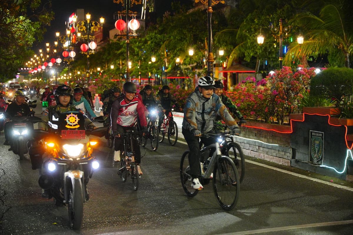 Foto 6 dari 8: Buka Event Gowes Malam, Wali Kota Ajak Masyarakat Jaga Kesehatan